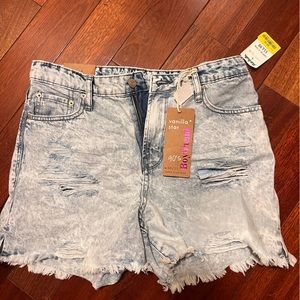 Stonewashed boyfriend frayed jean shorts